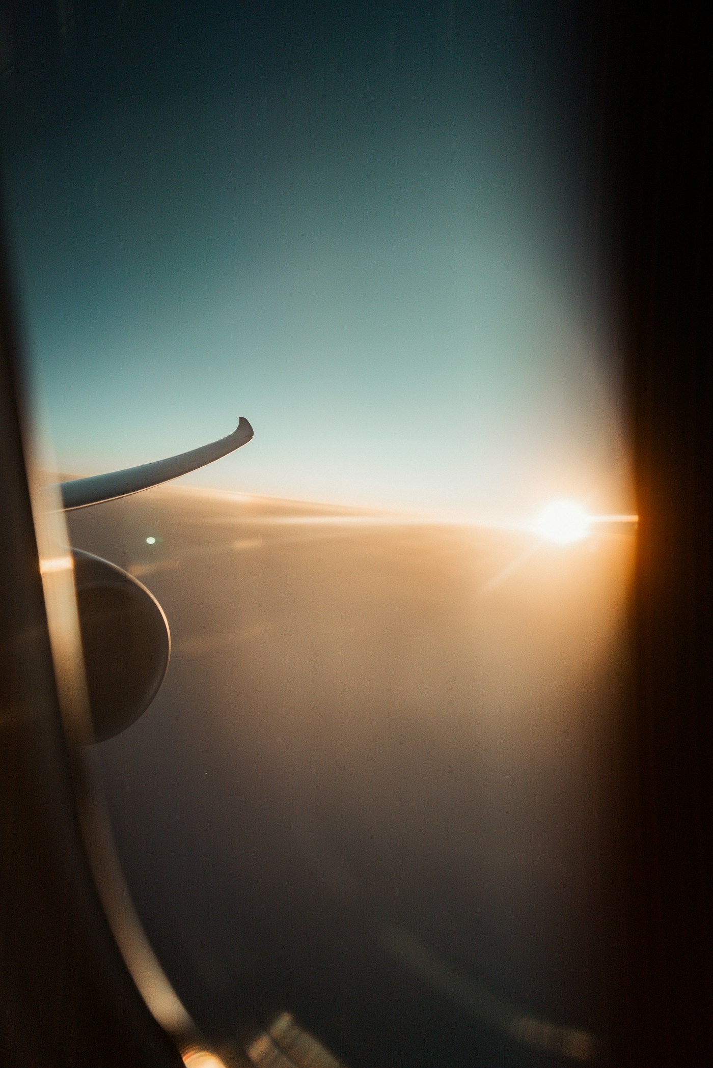 Ala de avión sobre las nubes al atardecer