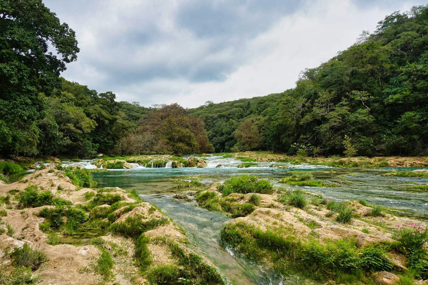 Río turquesa y pequeñas cascadas cerca de Tamul, San Luis Potosí, México
